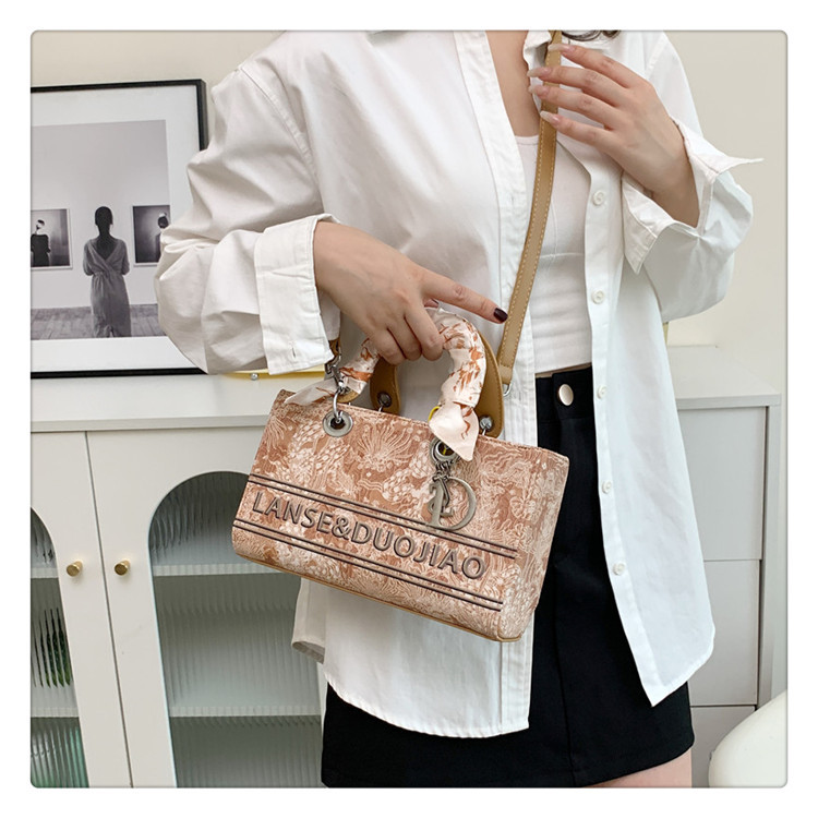 Cross-border high-looking handbag for women new popular niche design Diana bag embroidered shoulder messenger bag 20 undefined