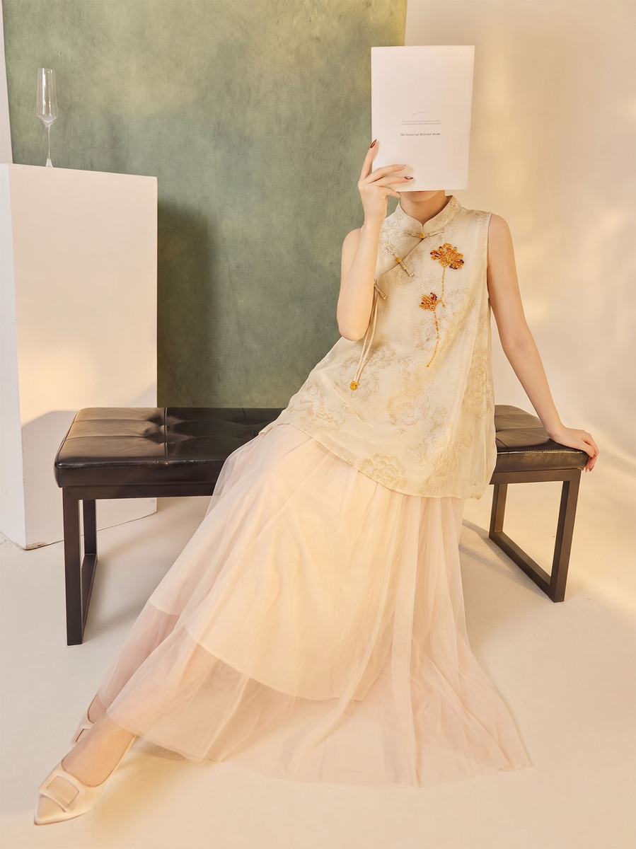 Đầm yếm nữ dáng suông cổ đứng họa tiết hoa vải jacquard — Màu vàng gừng