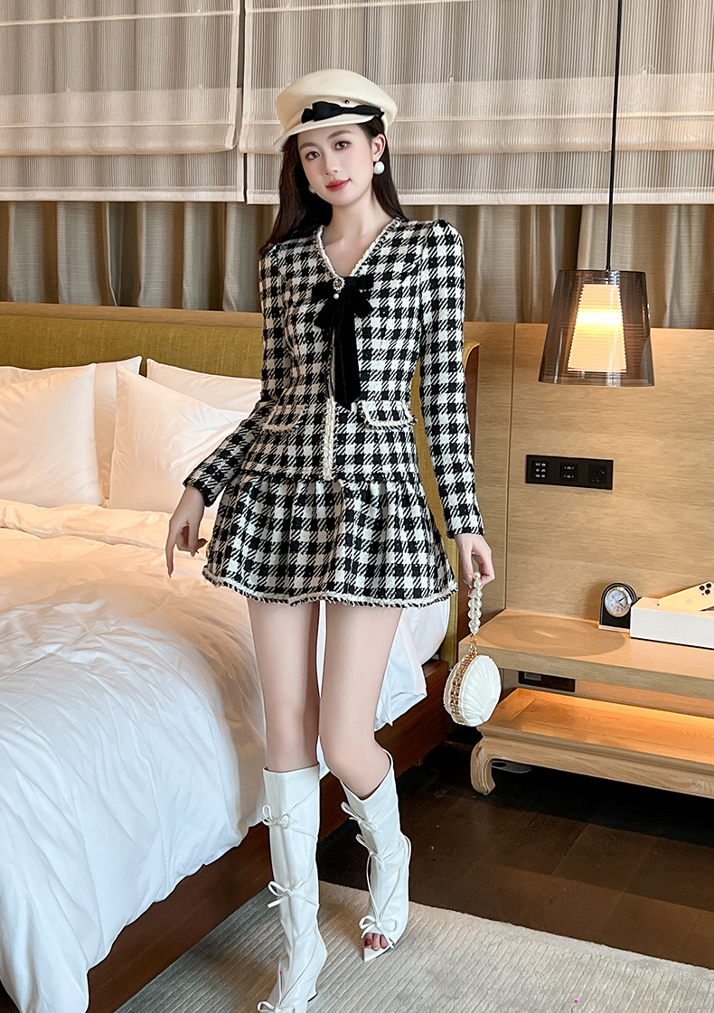 Đầm nữ dáng chữ A cổ chữ V họa tiết ca rô, tay dài phối viền lá sen — Đen trắng