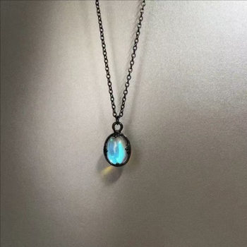 New Retro Oval Cat's Eye Pendant Necklace for Women, Niche High-End Versatile Titanium Steel Necklace for Men and Women