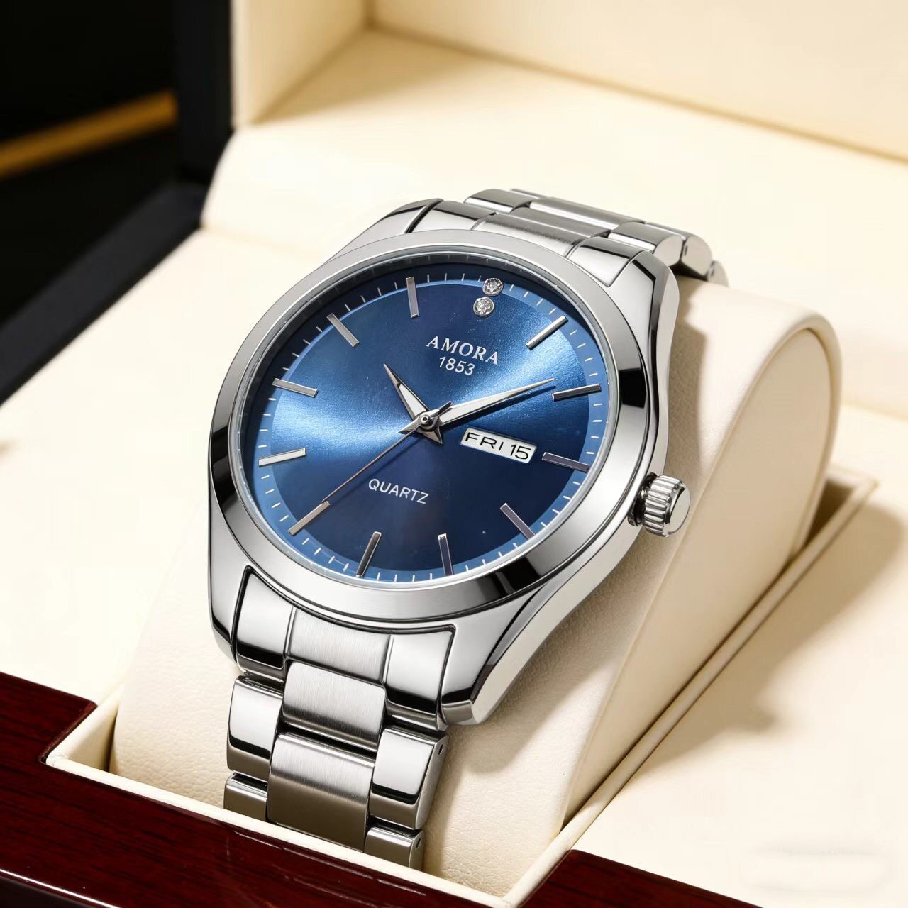 Новые мужские часы с двойным календарем men's high-end sense - это высококачественные мужские часы из нержавеющей стали, которые продаются оптом с живым светом за границей от имени
