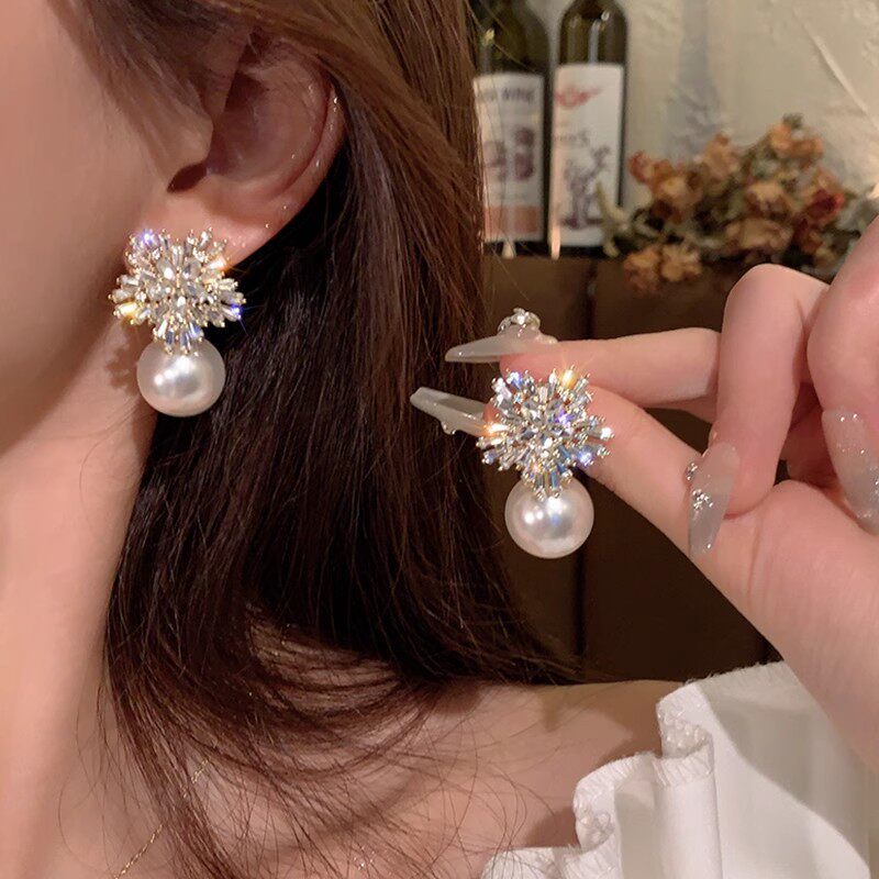Exquisite full-diamond snowflake pearl earrings niche design high-end earrings for women light luxury retro Internet celebrity temperament earrings