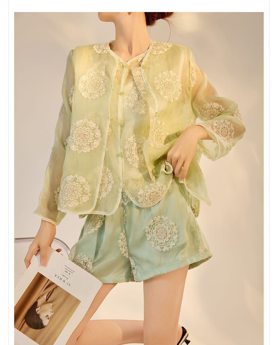 Bộ ba món nữ gồm áo khoác, gile và quần short lụa tơ tằm thêu hoa — Quần short xanh lục nhạt, Gi lê xanh lục nhạt, Áo khoác xanh lục nhạt
