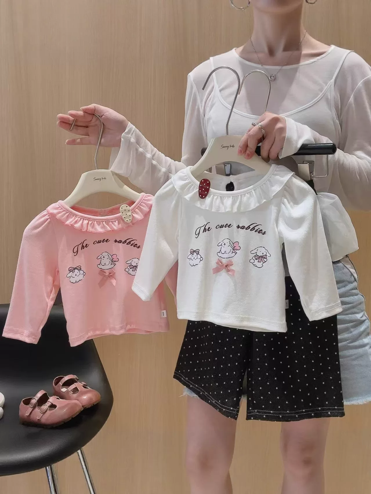 Kaos lengan panjang warna polos bayi perempuan baru musim gugur, stylish serbaguna, detail pita renda lucu