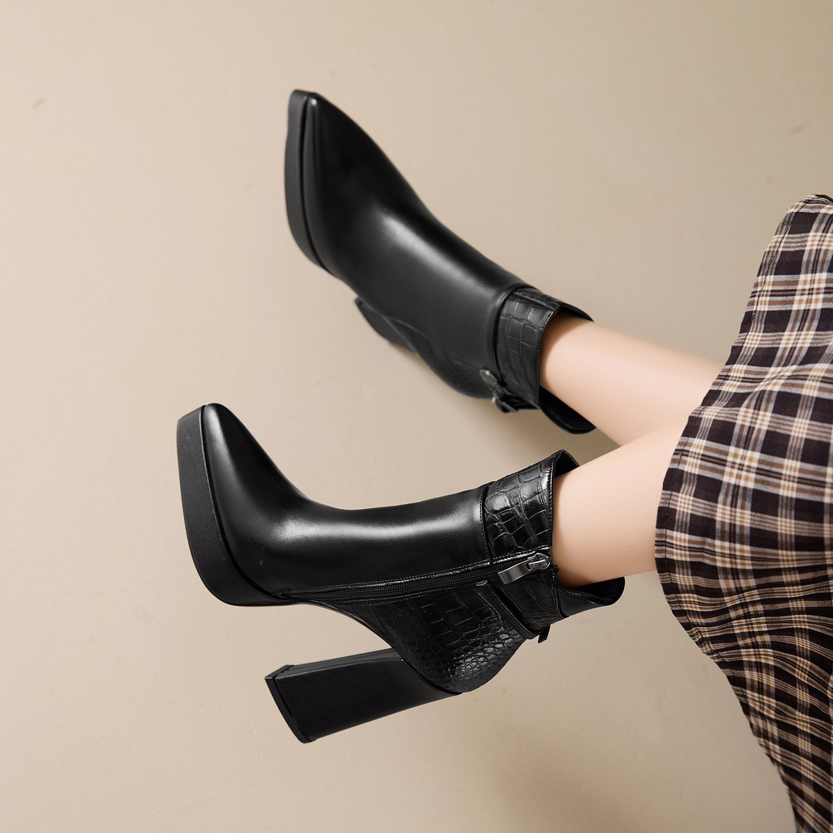 Boot nữ cổ thấp da bò mũi nhọn gót nhọn siêu cao phối khóa kéo bên — màu đen, nâu