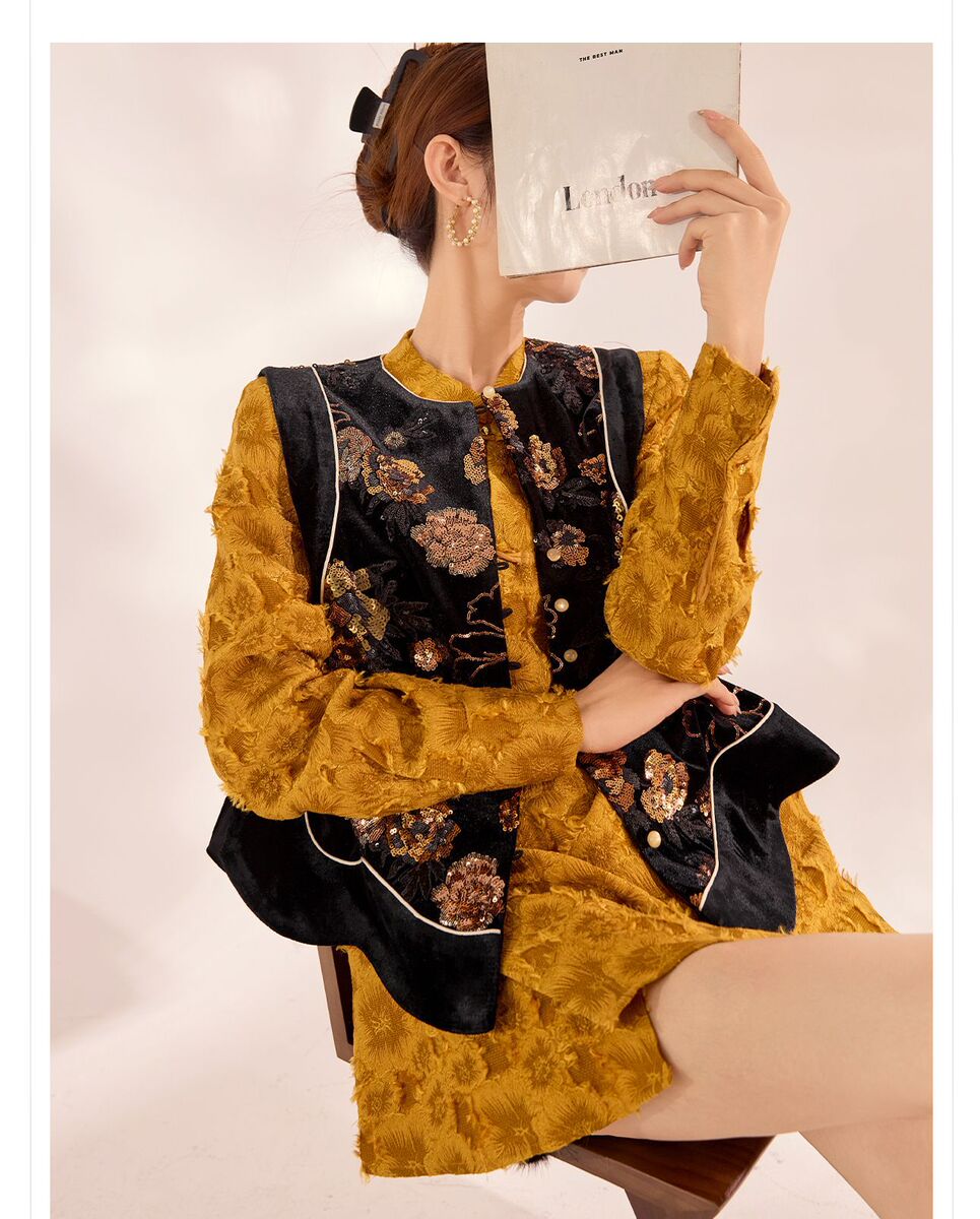 Áo vest nữ dáng gile thêu hoa đính cườm phối cúc — Màu đen
