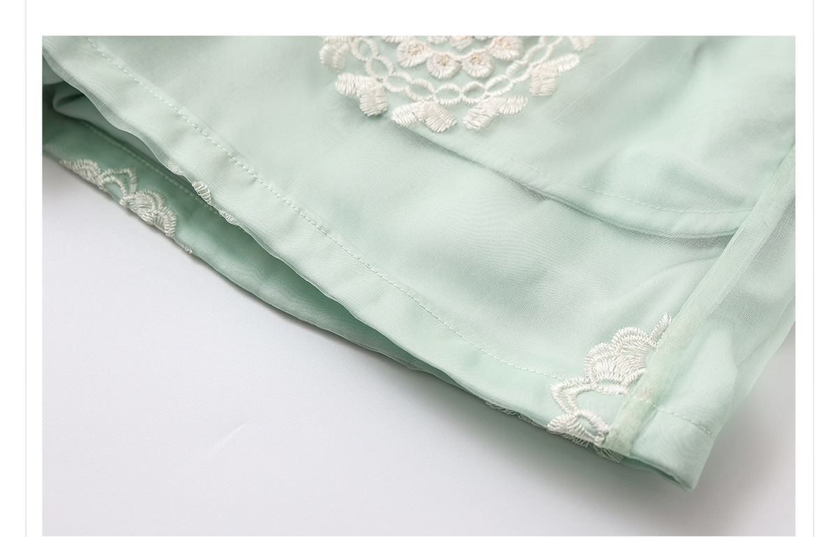 Bộ ba món nữ gồm áo khoác, gile và quần short lụa tơ tằm thêu hoa — Quần short xanh lục nhạt, Gi lê xanh lục nhạt, Áo khoác xanh lục nhạt