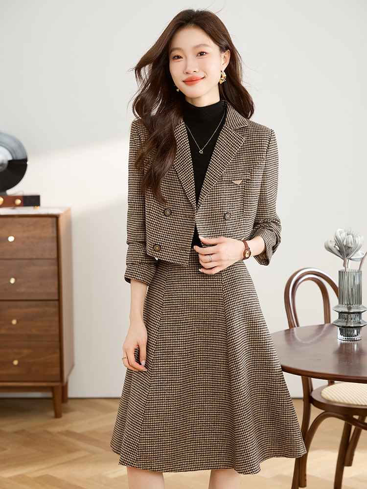 (Mới) Mã B6879 Giá 1770K: Áo Vest Nữ Hatdng Vest Cả Bộ 2 Món Phong Cách Hàn Quốc Kẻ Caro Thời Trang Nữ Đồ Công Sở Chất Liệu G05 Sản Phẩm Mới, (Miễn Phí Vận Chuyển Toàn Quốc).