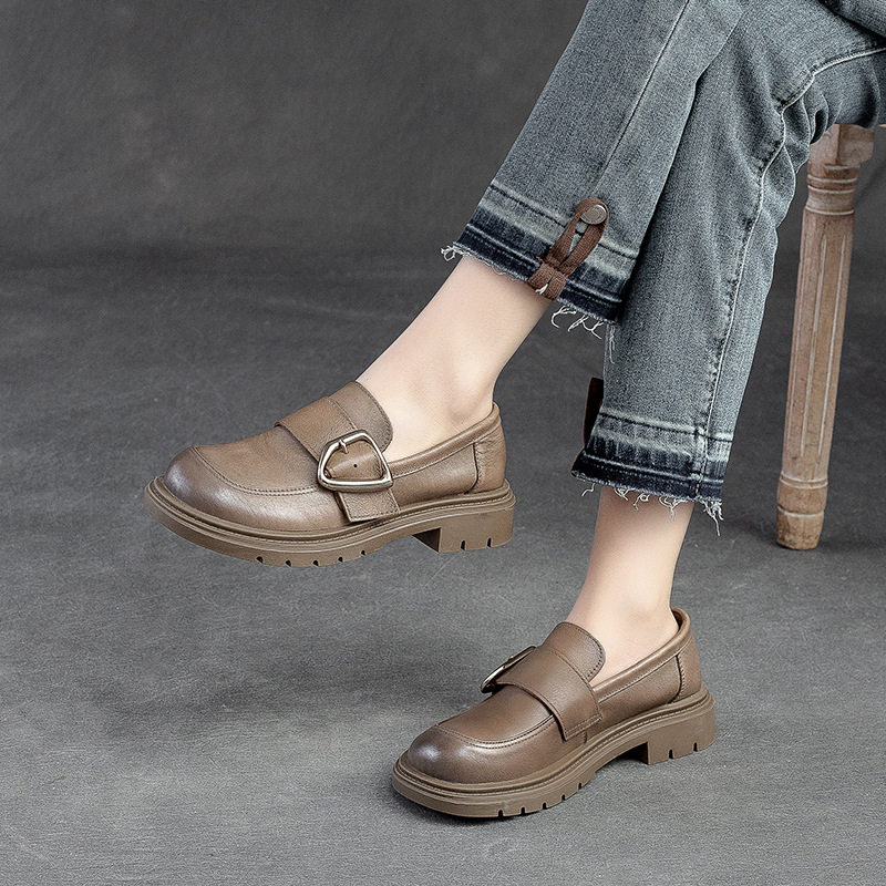 Gi&agrave;y Loafer Nữ Da B&ograve; Mũi Tr&ograve;n Kh&oacute;a Kim Loại Chiều Cao Đế Khoảng 3cm M&agrave;u Đen, N&acirc;u, X&aacute;m