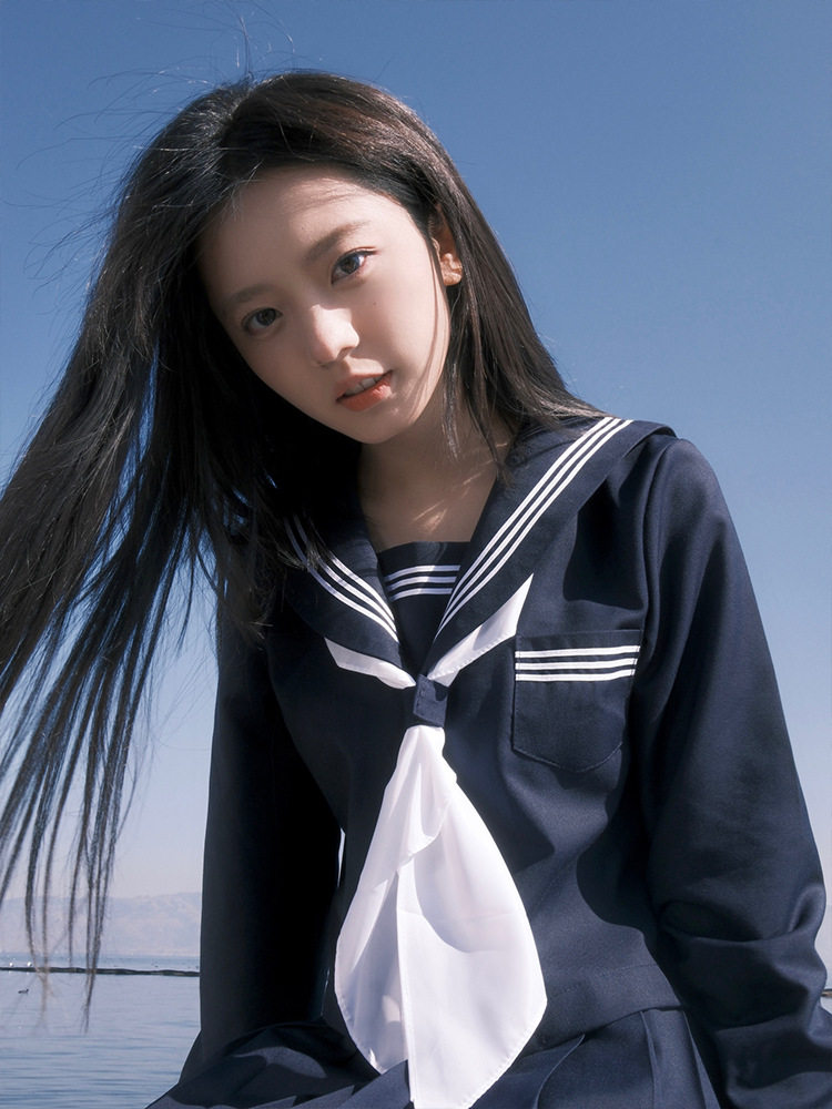 長袖の上着の中のスカートのスカーフ