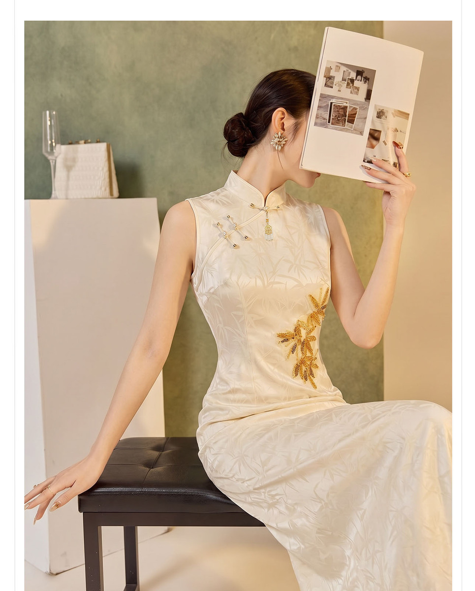 Đầm dài dáng ôm cổ đứng họa tiết hoa vải jacquard — Màu be