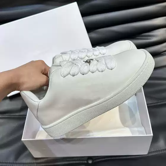 Men's White Leather Casual Sneakers European Trendy Brand High-End Retro Skate Shoes Hot Style Padded Bread Shoes