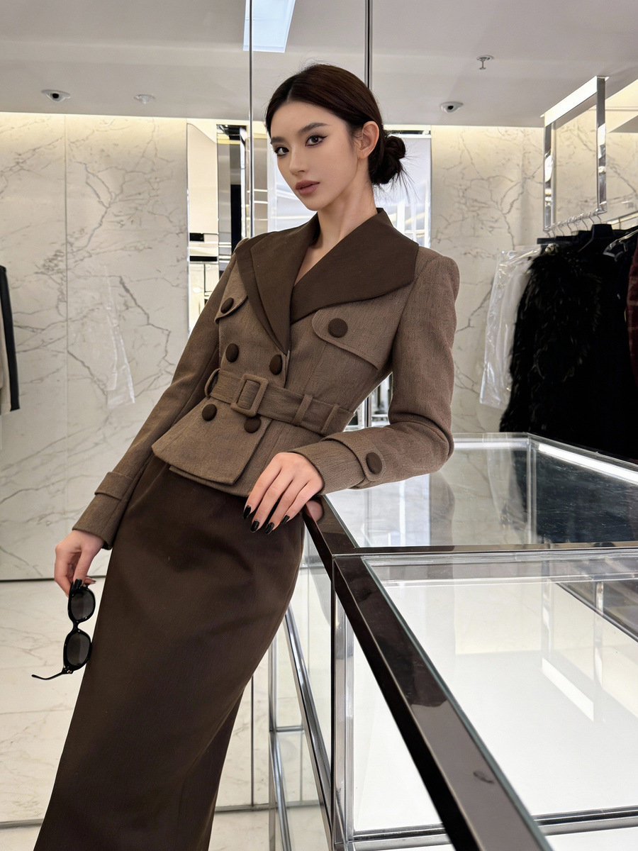 Đầm liền thân cổ vest hai hàng cúc chiết eo ôm dáng — Màu nâu