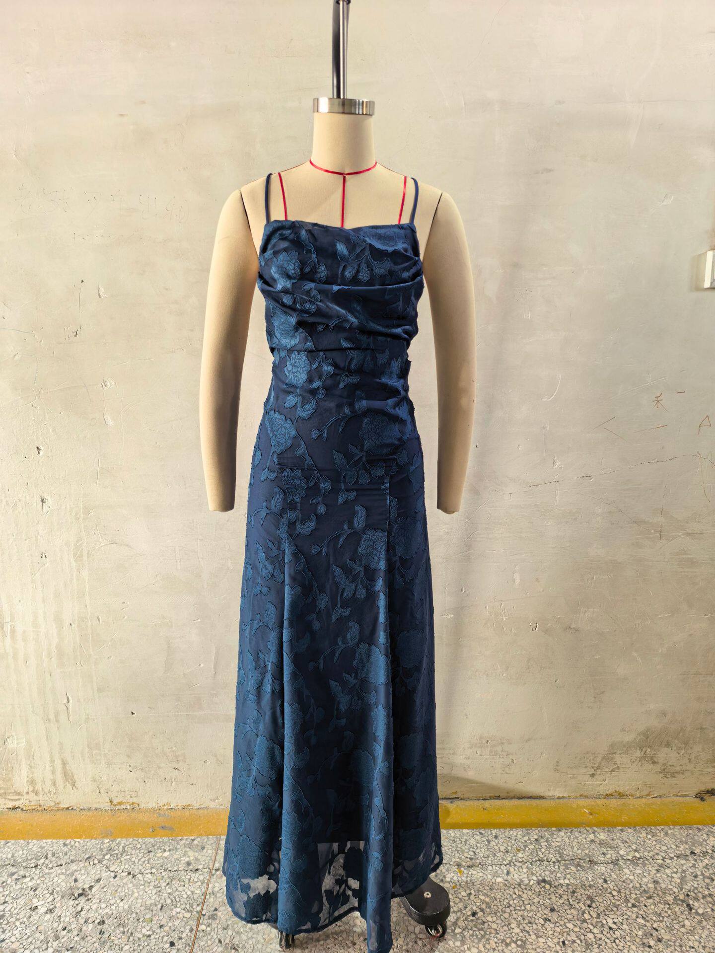 跨境亚马逊欧美风女装新款时尚百搭辣妹风酒红色性感吊带裙