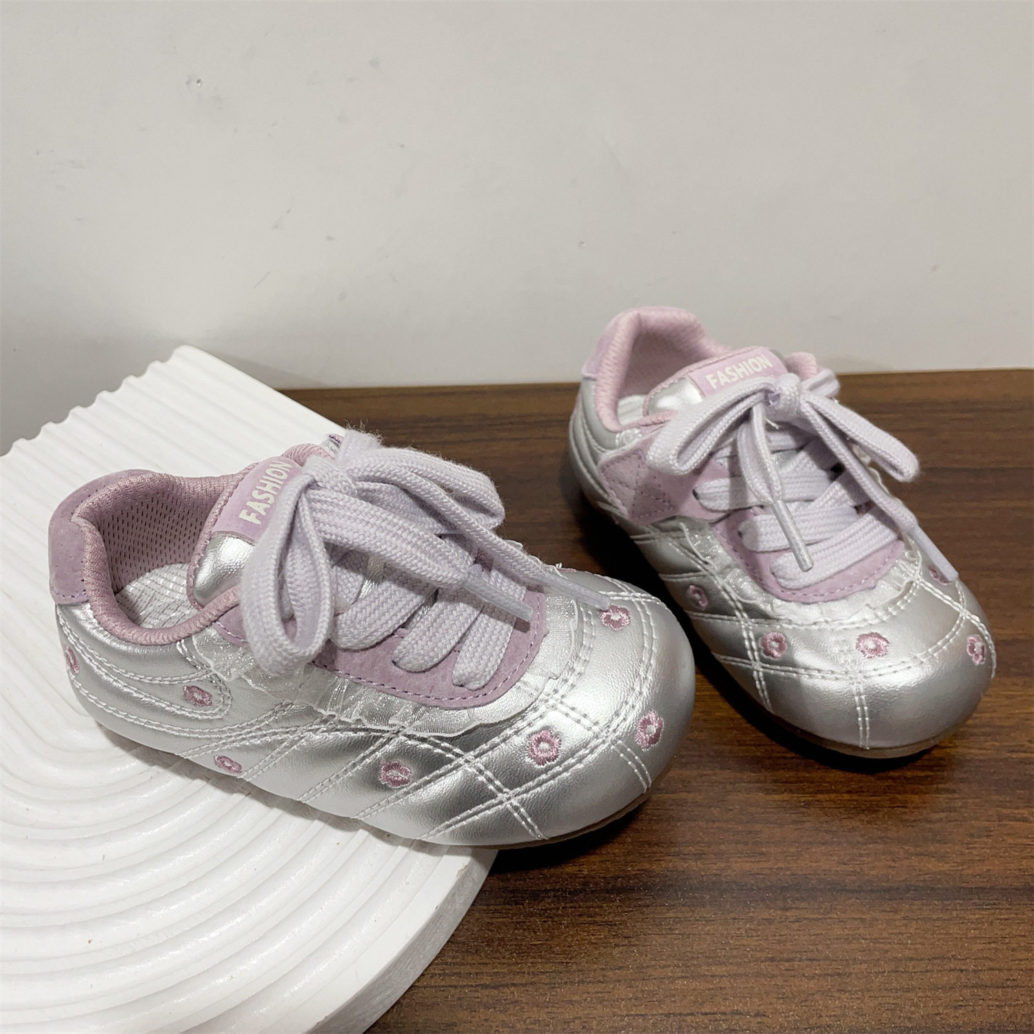 2026年春款童鞋可爱刺绣小花朵女宝宝休闲鞋舒适百搭儿童防滑板鞋,淘宝优惠券,粉丝福利购,淘宝优惠卷