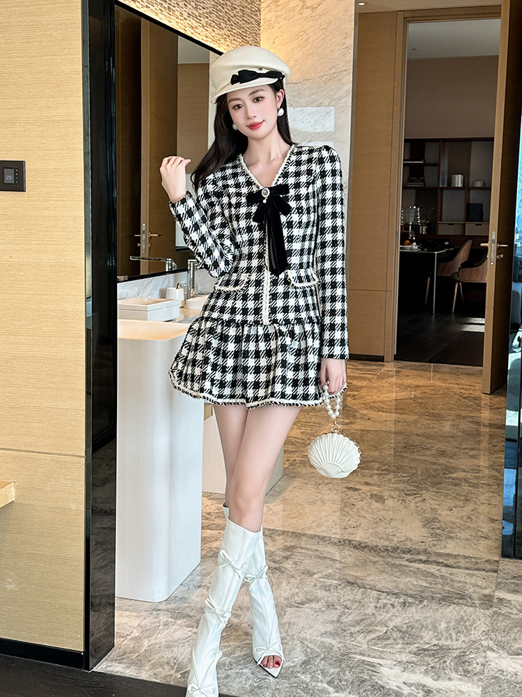 Đầm nữ dáng chữ A cổ chữ V họa tiết ca rô, tay dài phối viền lá sen — Đen trắng