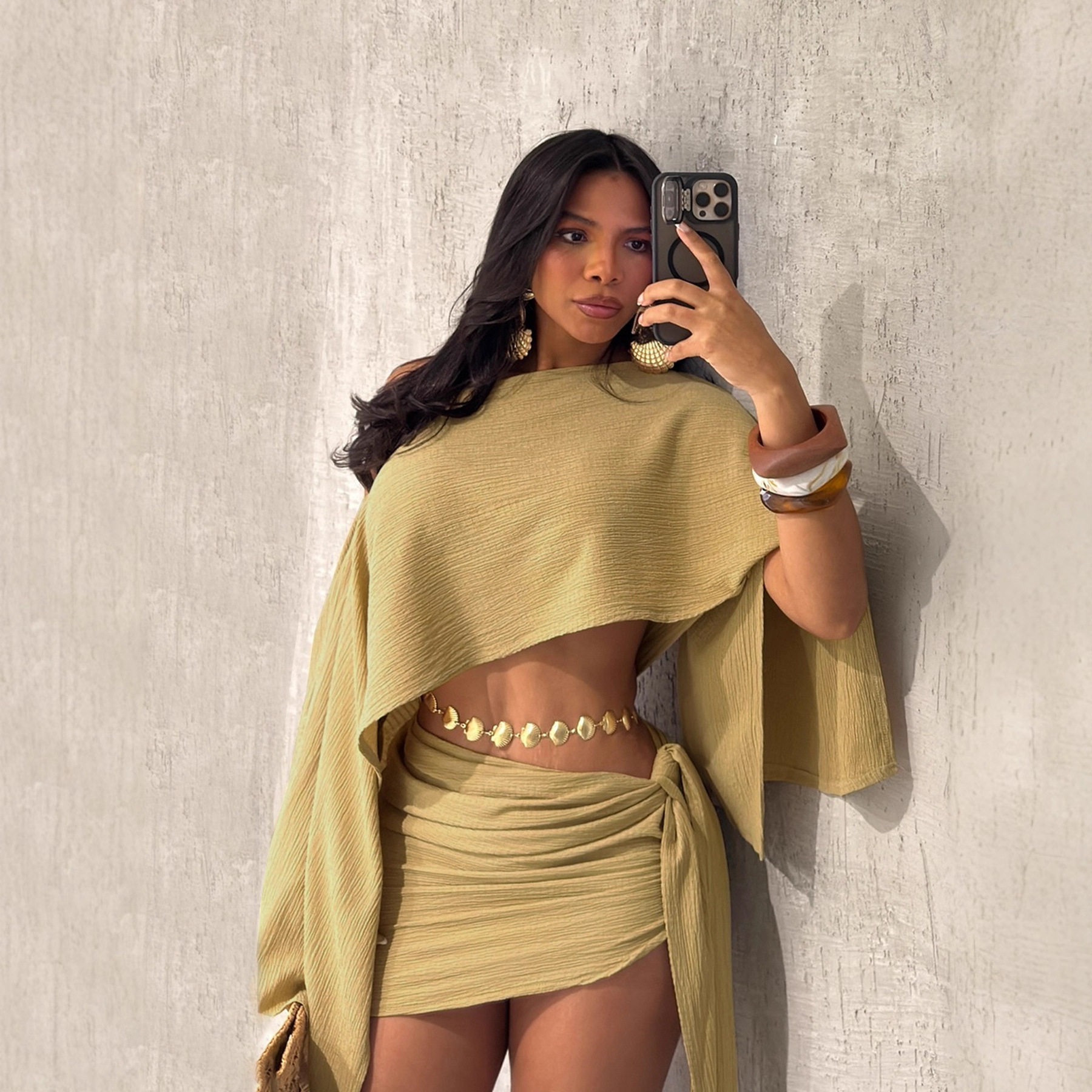 A740 时尚 优雅性感海边度假风透气斜领露肩上衣绑带包臀短裙套装