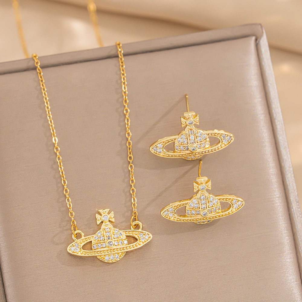 [Titanium Steel] European and American style Queen Mother's Golden Planet Titanium Steel Necklace Women's Fashion Collarbone Chain Light Luxury Jewelry Wholesale