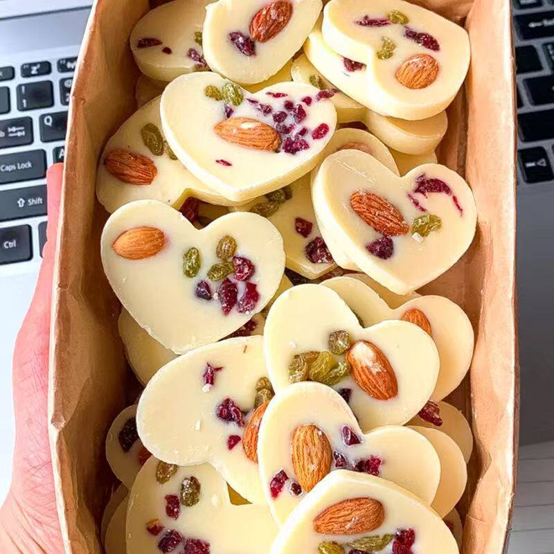 Dropshipping Roasted Yogurt Batches Mixed Nuts Heart Chocolate Heart-Shaped Snacks Individually Packaged Roasted Yogurt