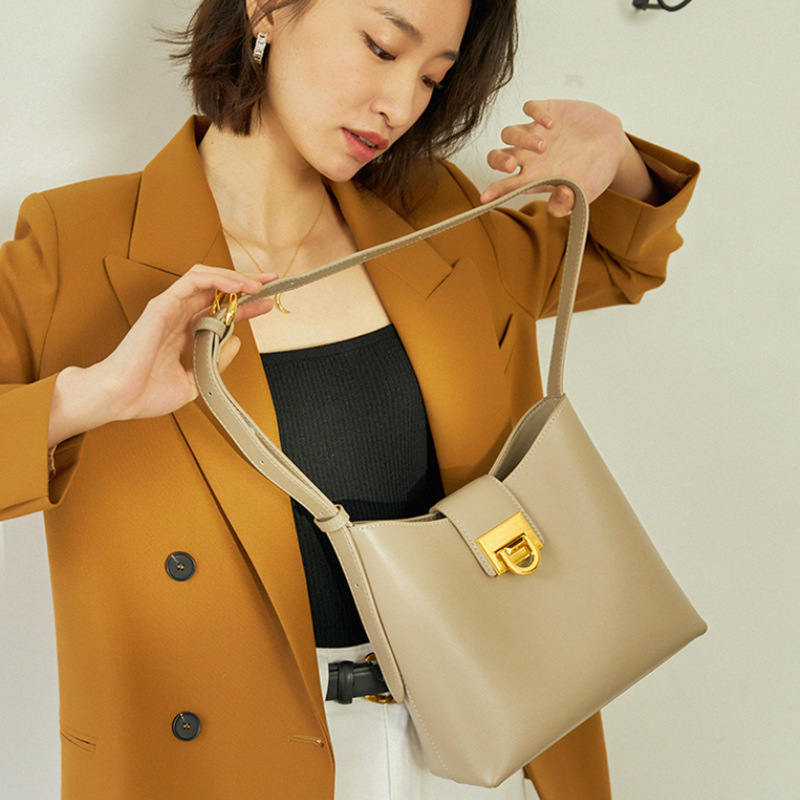 (Mới) Mã A3680 Giá 1220K: Túi Đeo Vai Nữ Gutda Túi Ví Nữ Chất Liệu G04 Sản Phẩm Mới, (Miễn Phí Vận Chuyển Toàn Quốc).