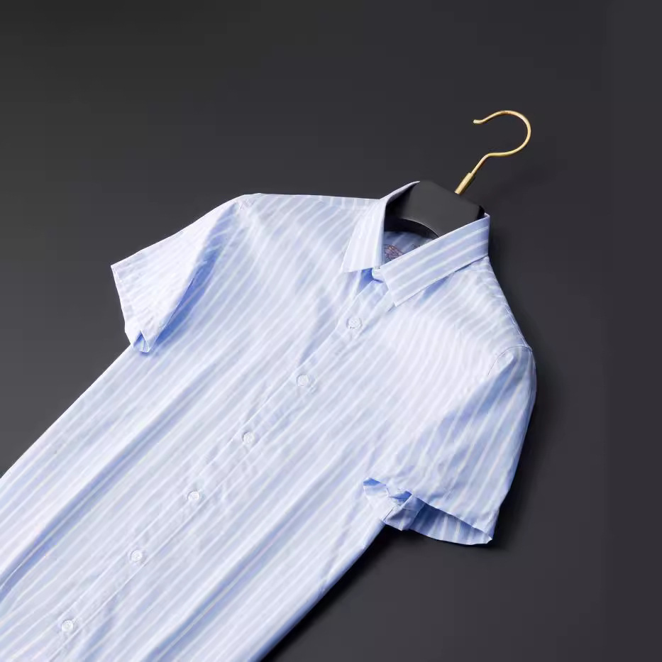 Áo sơ mi nam ngắn tay kẻ sọc xanh trắng cotton thêu ong sau lưng dáng ôm — Màu xanh lam nhạt