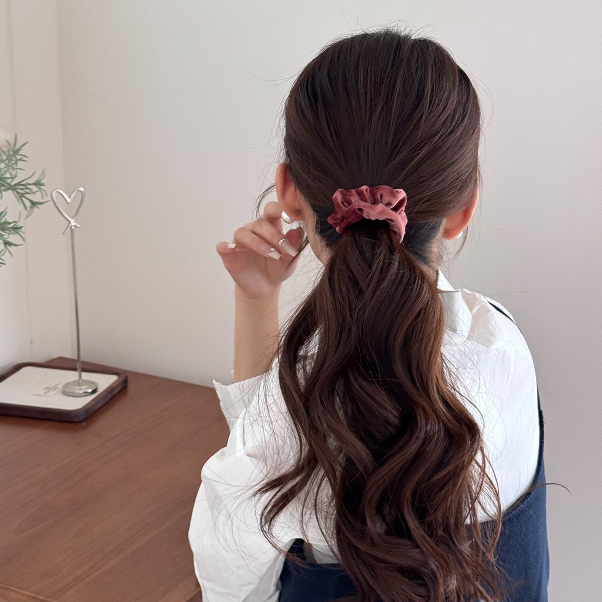 French-Style Velvet Delicate Scrunchie for Women, Autumn and Winter Bun Hair Tie, High Elasticity, Non-Damaging Hair Accessory