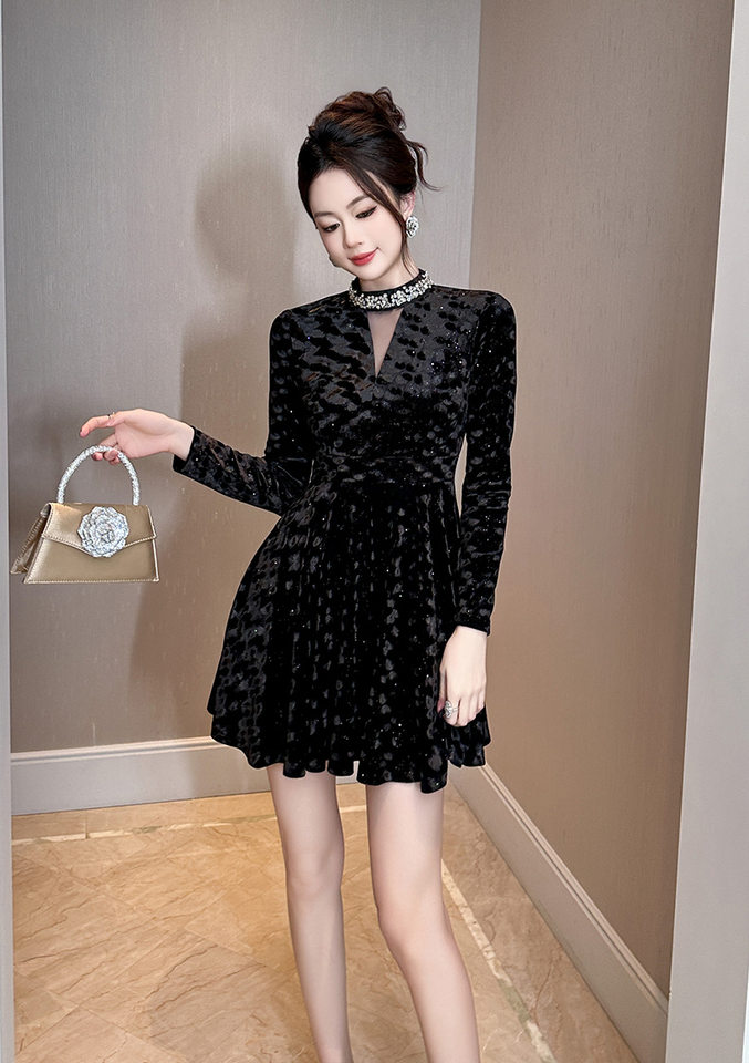 Đầm Nhung Nữ Dài Tay Cổ Tròn Đính Đá Eo Thun Tôn Dáng Màu Đen chi tiết 14
