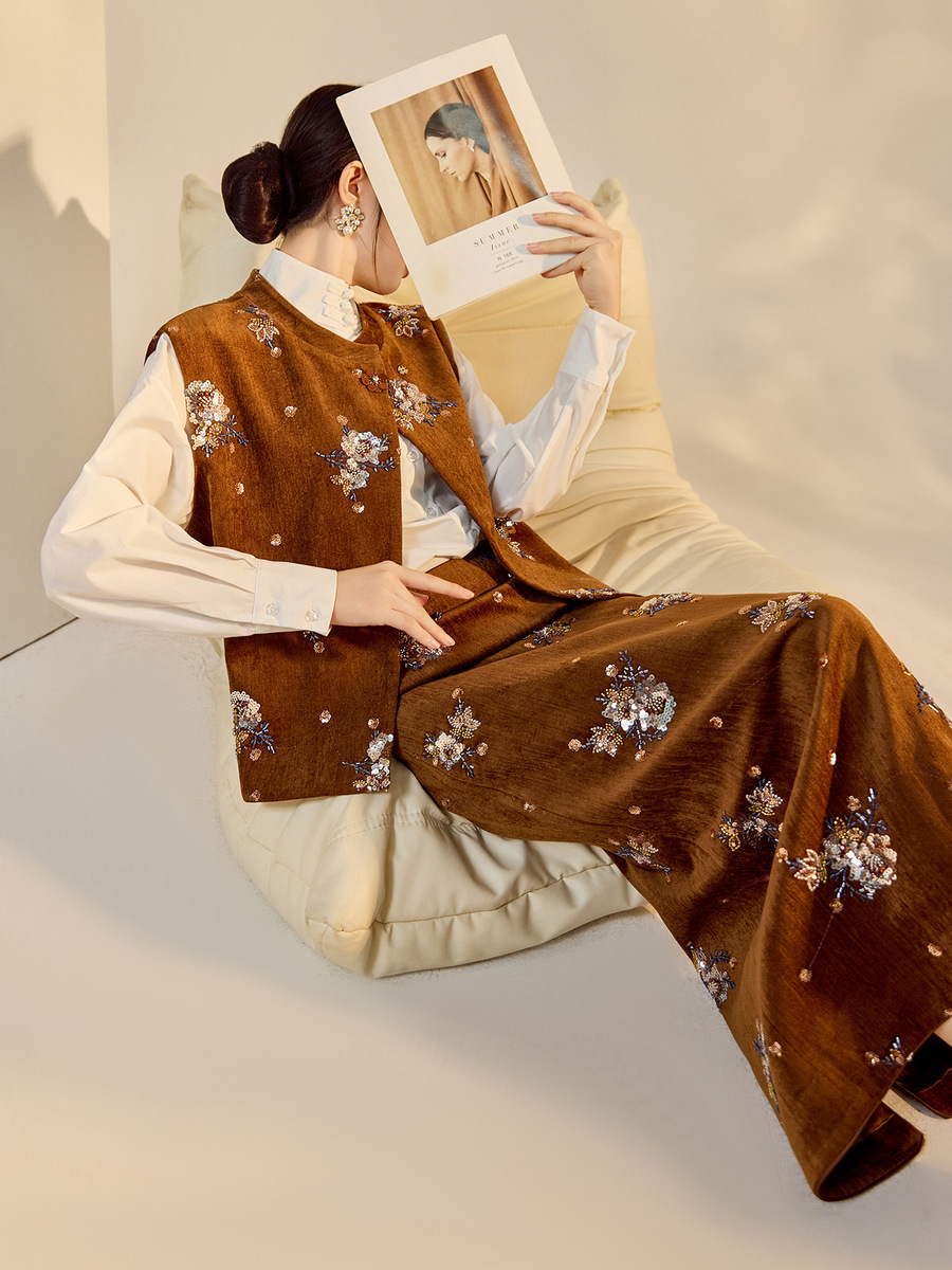 Bộ ba món nữ gồm áo khoác dài tay thêu đính cườm, chân váy chữ A và áo vest — Áo vest đính cườm (giao hàng trong 7 ngày), Áo vest đính cườm (giao hàng trong ngày), Váy thêu cườm (giao hàng trong 7 ngày), Váy thêu cườm (giao hàng trong ngày)