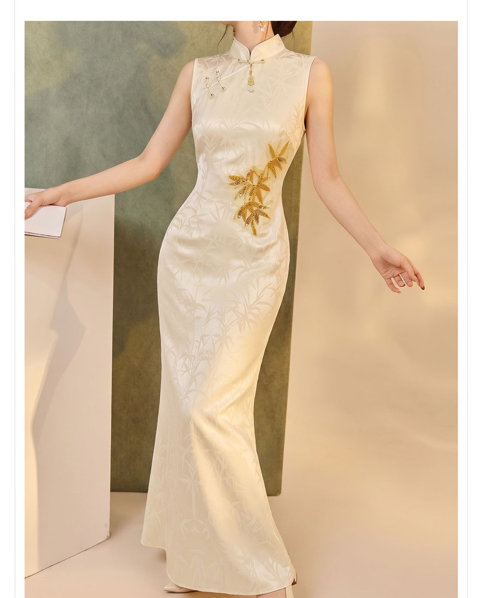 Đầm dài dáng ôm cổ đứng họa tiết hoa vải jacquard — Màu be