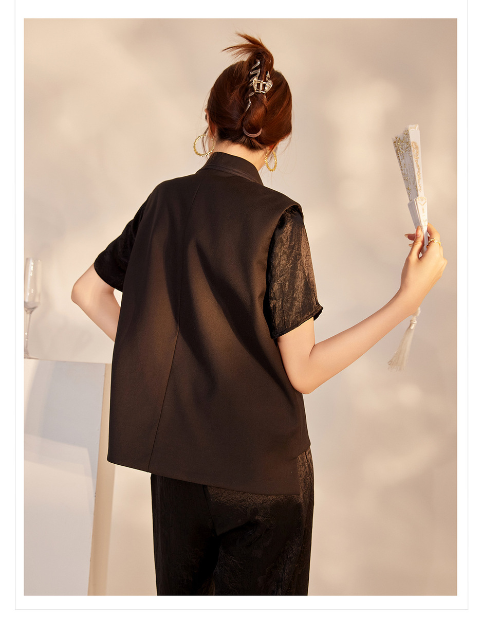 Áo vest nữ cổ đứng thêu nổi cài khuy phong cách thanh lịch — Ngọc Bích Đen (Giao Hàng Ngay), Trắng tuyết satin (tóc làm trong ngày)