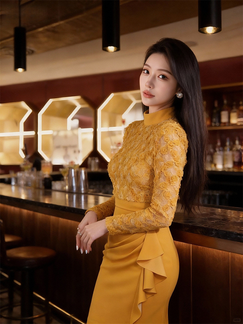 Đầm nữ ôm body cổ tròn phối ren bèo nhún xẻ tà phong cách tiểu thư — Màu vàng gừng