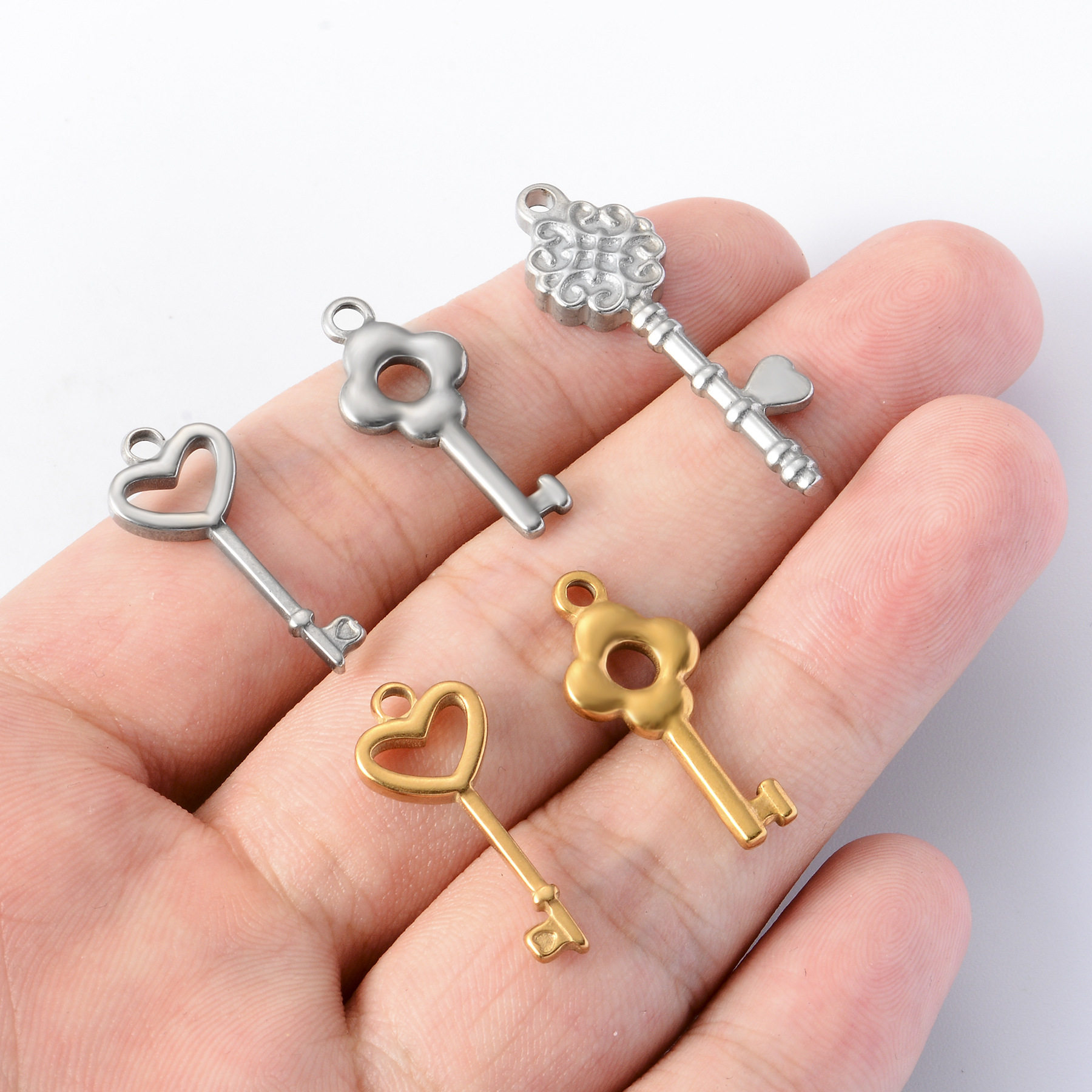 European and American Stainless Steel Oil Pressure Hollow Key Small Pendant DIY Necklace Bracelet Fashion Small Key Titanium Steel Accessories