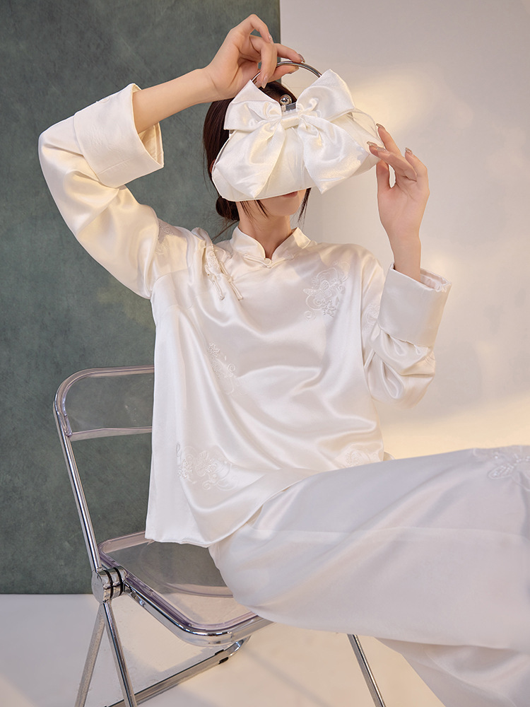 Bộ áo dài tay thêu cườm phối quần dài lưng cao tôn dáng