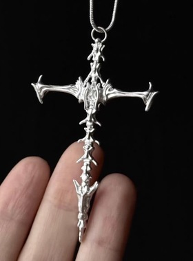 原创小众设计级感骸骨十字架吊坠女甜酷辣妹锁骨链项链暗黑饰品