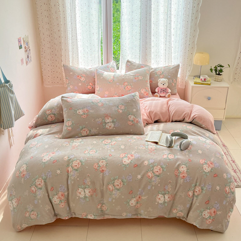Directly Sourced from the Factory, High-Weight Autumn and Winter Milk Velvet Bedding Three- and Four-Piece Sets Are Available for Wholesale