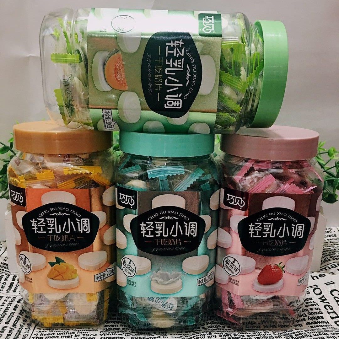 Qiaoxiao light milk small tone dry milk slices Strawberry Mango fruit flavor dry milk slices nostalgic snacks children candy milk slices