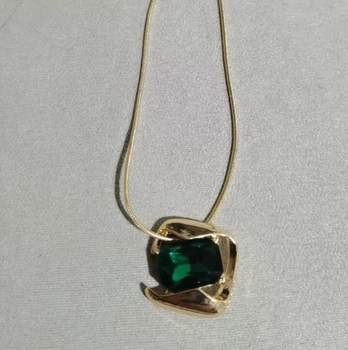 2025 New Stylish Green Square Necklace Simple Niche Design Clavicle Chain Fashionable Elegant Necklace