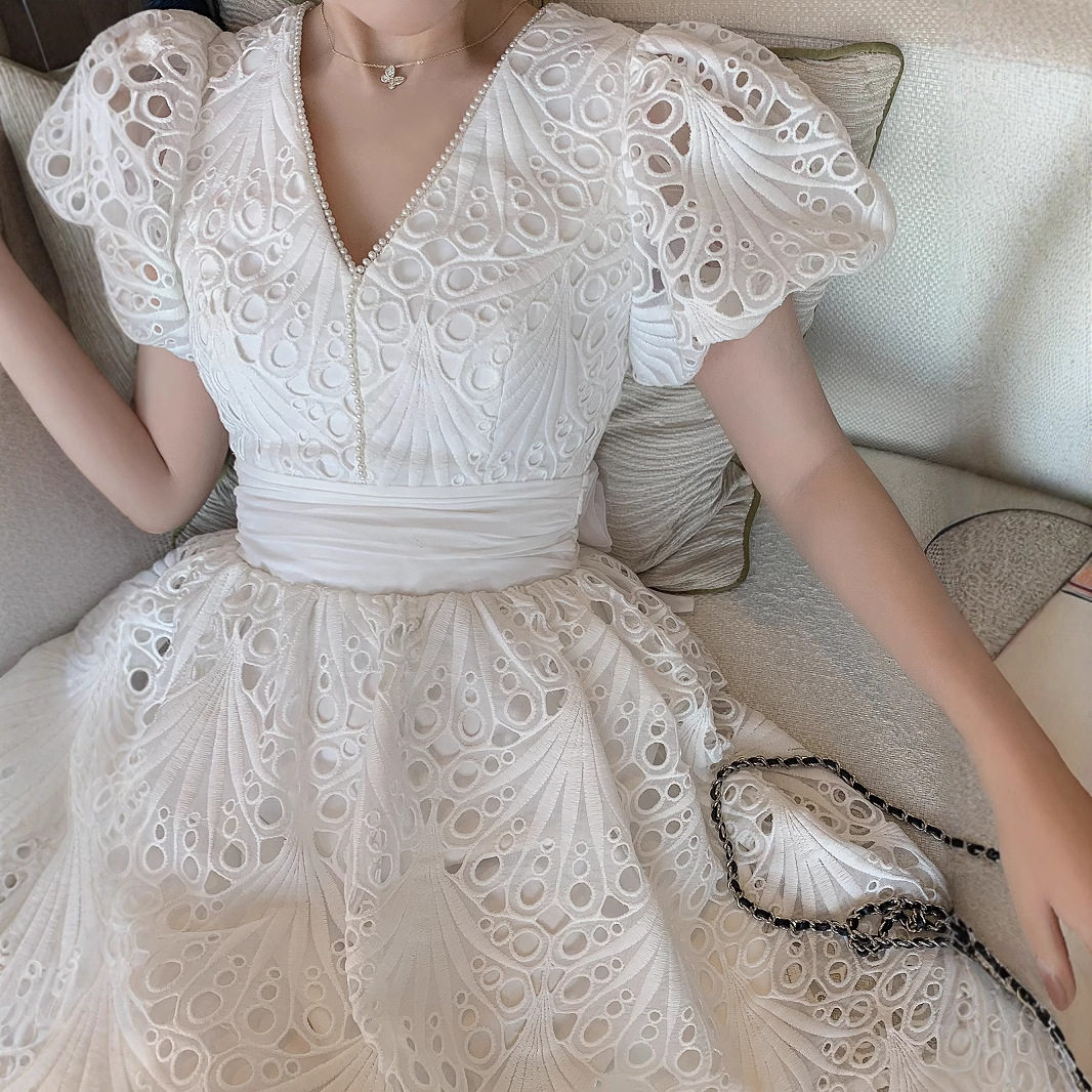 Đầm maxi ren trắng thắt eo tay bồng cổ chữ V — Trắng