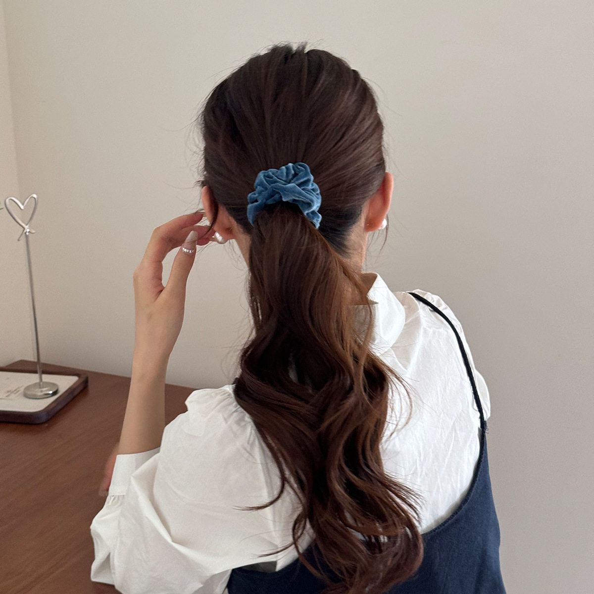 French-Style Velvet Delicate Scrunchie for Women, Autumn and Winter Bun Hair Tie, High Elasticity, Non-Damaging Hair Accessory