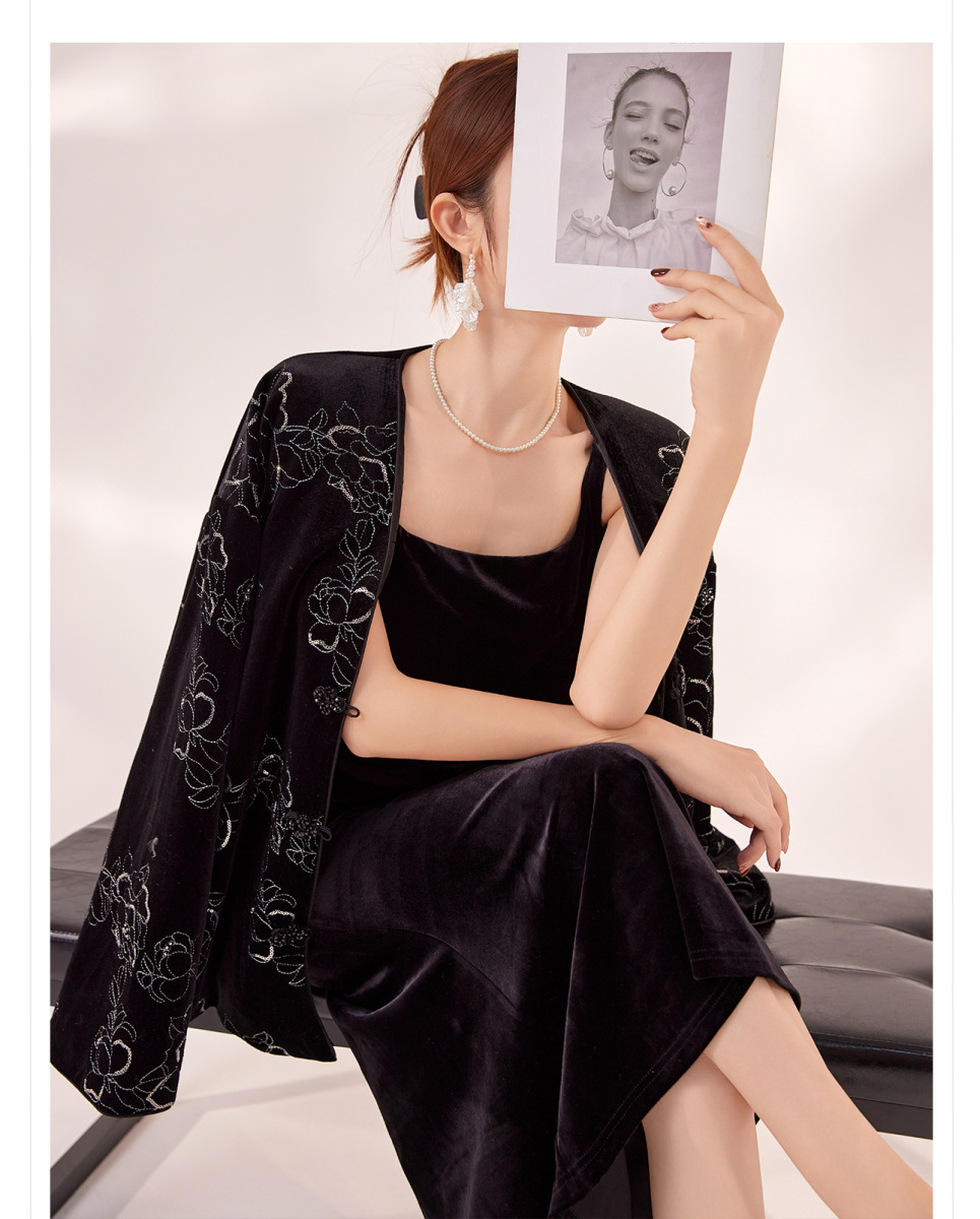 Đầm dây ôm body cổ vuông dài qua gối — Màu đen