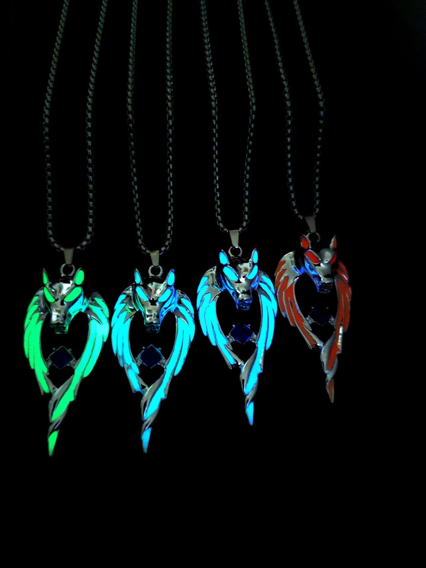 2022 New Product Douyin Popular Retro Hip-Hop Street Trendy Men's Luminous Wolf Totem Northern Realm Wolf King Luminous Pendant Men