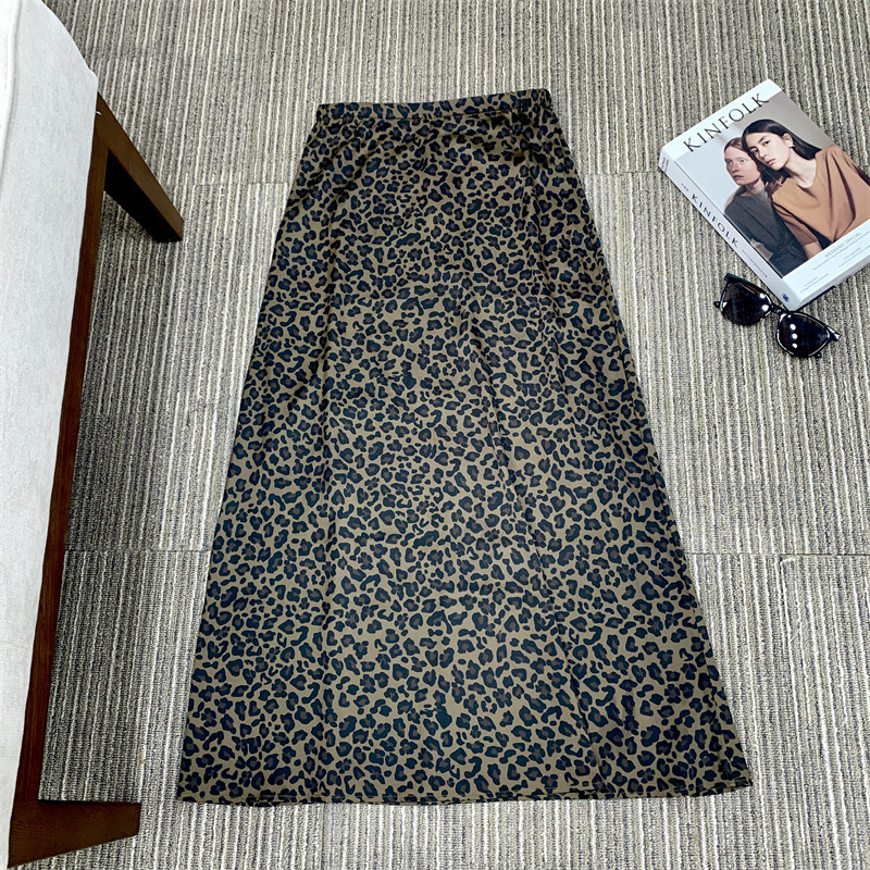 Chân váy dài họa tiết da báo chất liệu satin bóng nhẹ dáng chữ A — Da báo chất lượng cao
