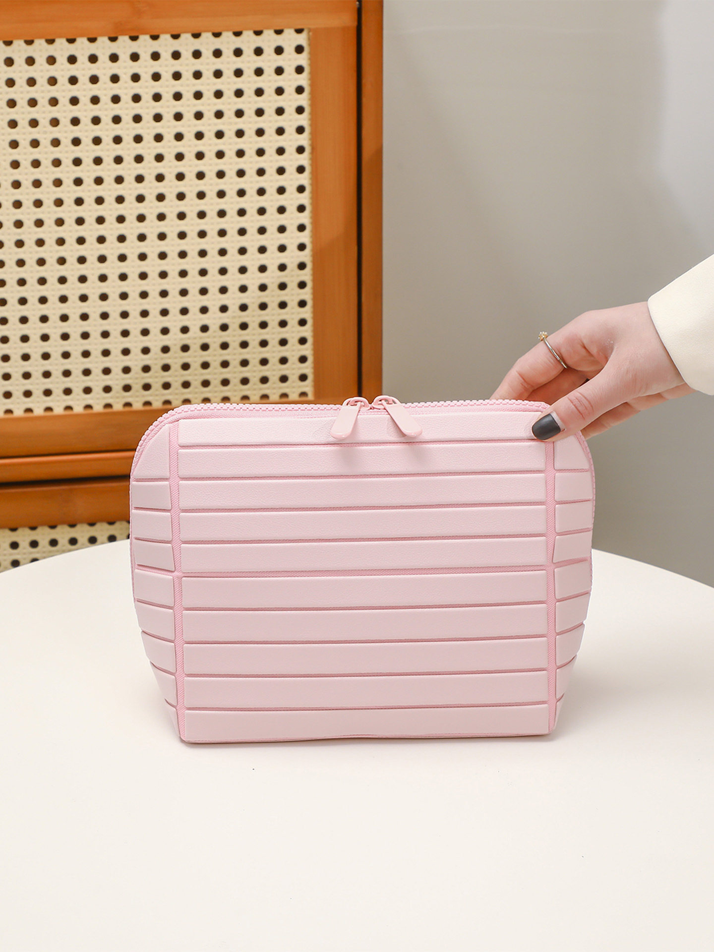 2025 New Geometric Diamond Cosmetic Bag Women's Large Capacity Partitioned Travel Commuting Shell Bag Striped Storage Bag