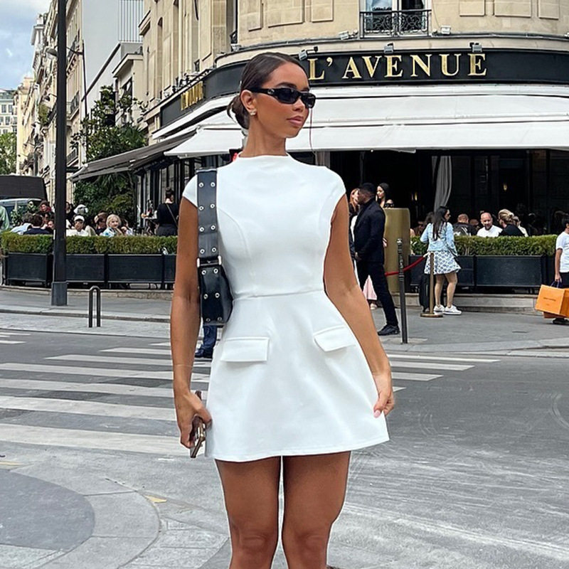 Casual Sleeveless Dress Solid Color Round Neck Waist Defined Pocket Detail Elegant for Summer Events Wholesale