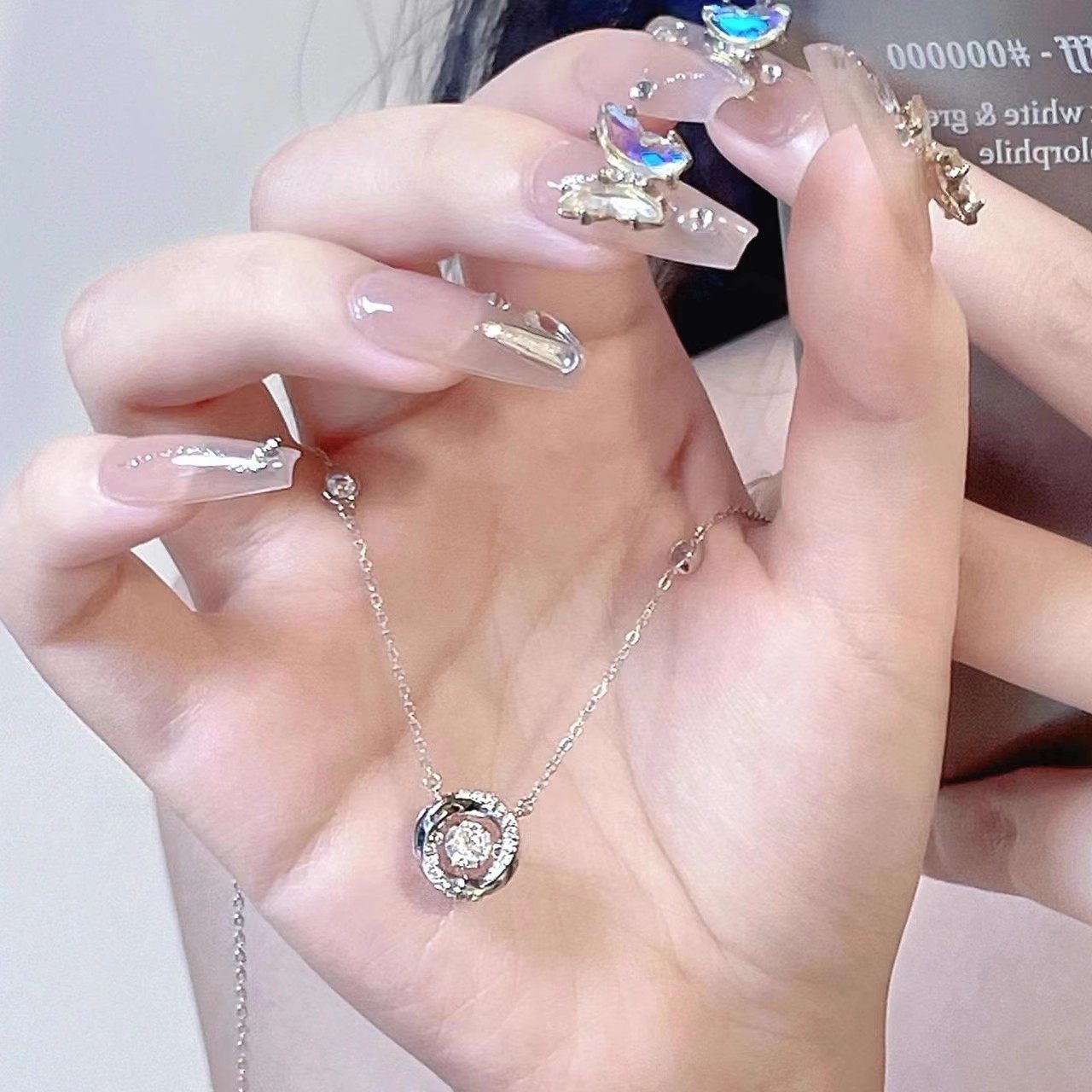 White Copper Mobius Three-Second Heart-Warming Necklace, Versatile and Smart Zircon Clavicle Chain, Accessible Luxury Chinese Valentine's Day Gift