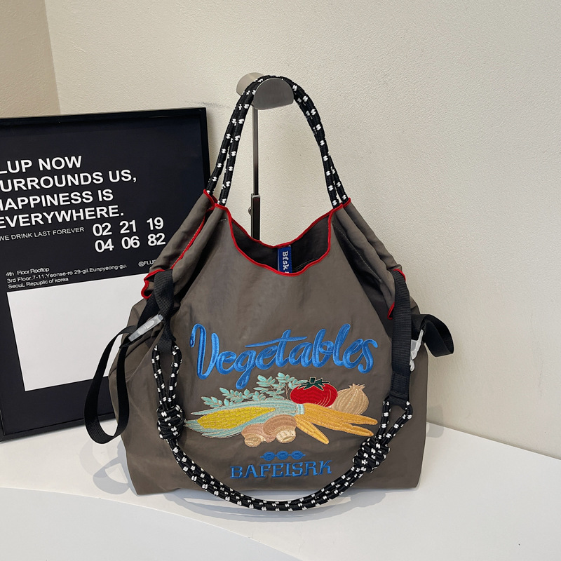 灰色の果物と野菜