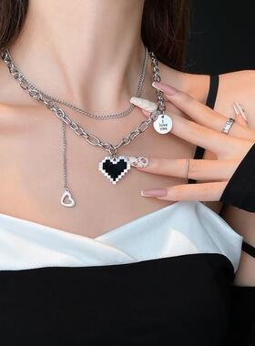 轻奢小众设计双层叠带黑色爱心项链女百搭简约字母吊坠嘻哈锁骨链