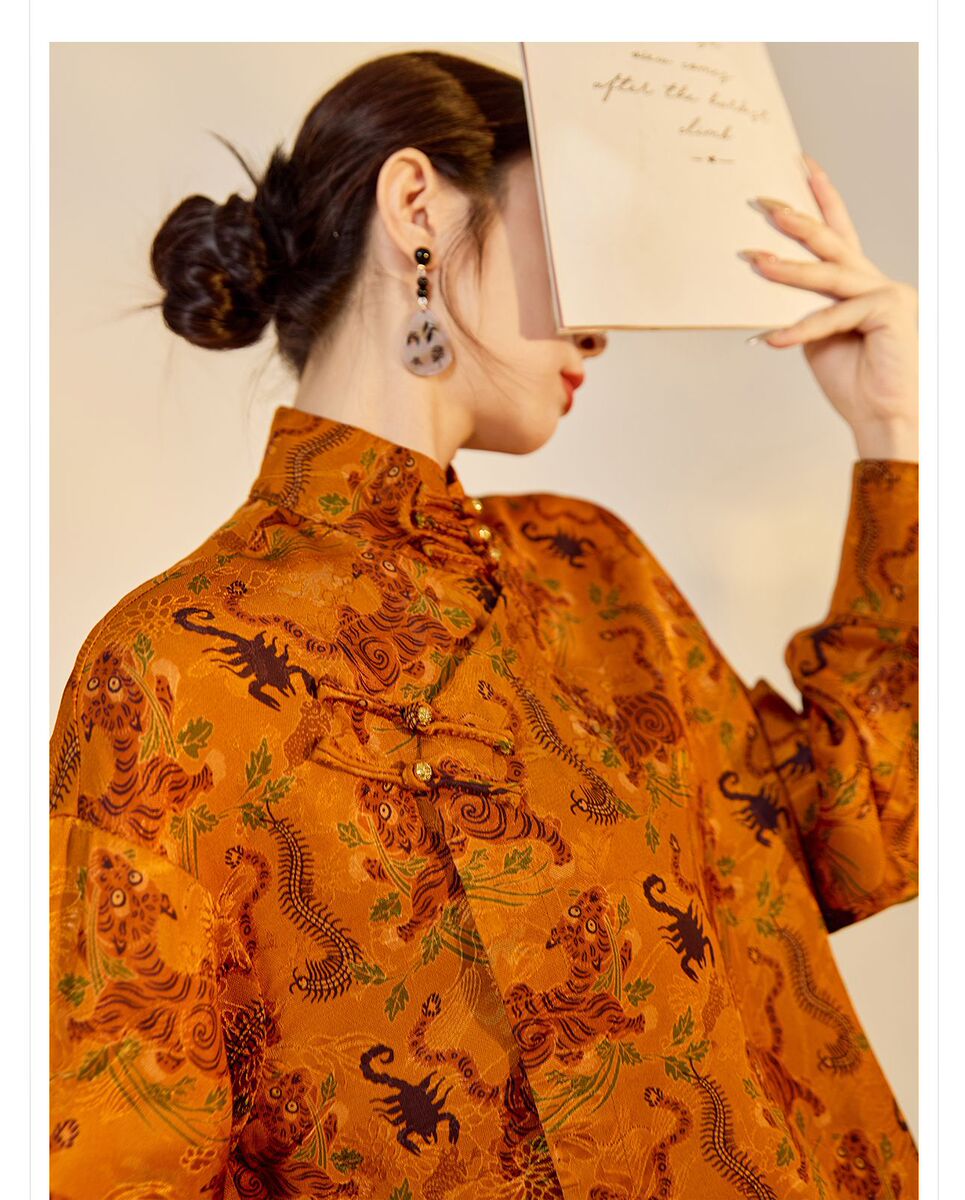 Áo sơ mi nữ dài tay cổ đứng dáng suông họa tiết dệt jacquard — Vàng hổ phách (phát hành trong cùng ngày), Vàng hổ phách (tóc 7 ngày)