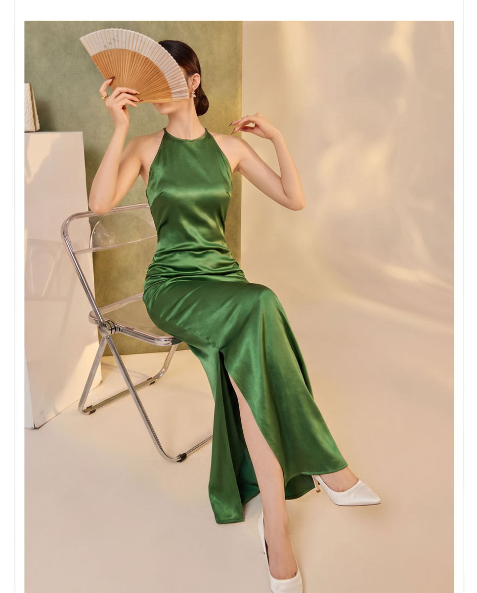 Đầm dài cổ quấn vai trần chất liệu satin bóng nhẹ, chiết eo xếp ly, xẻ tà bên hông tôn dáng — Xanh rêu đậm