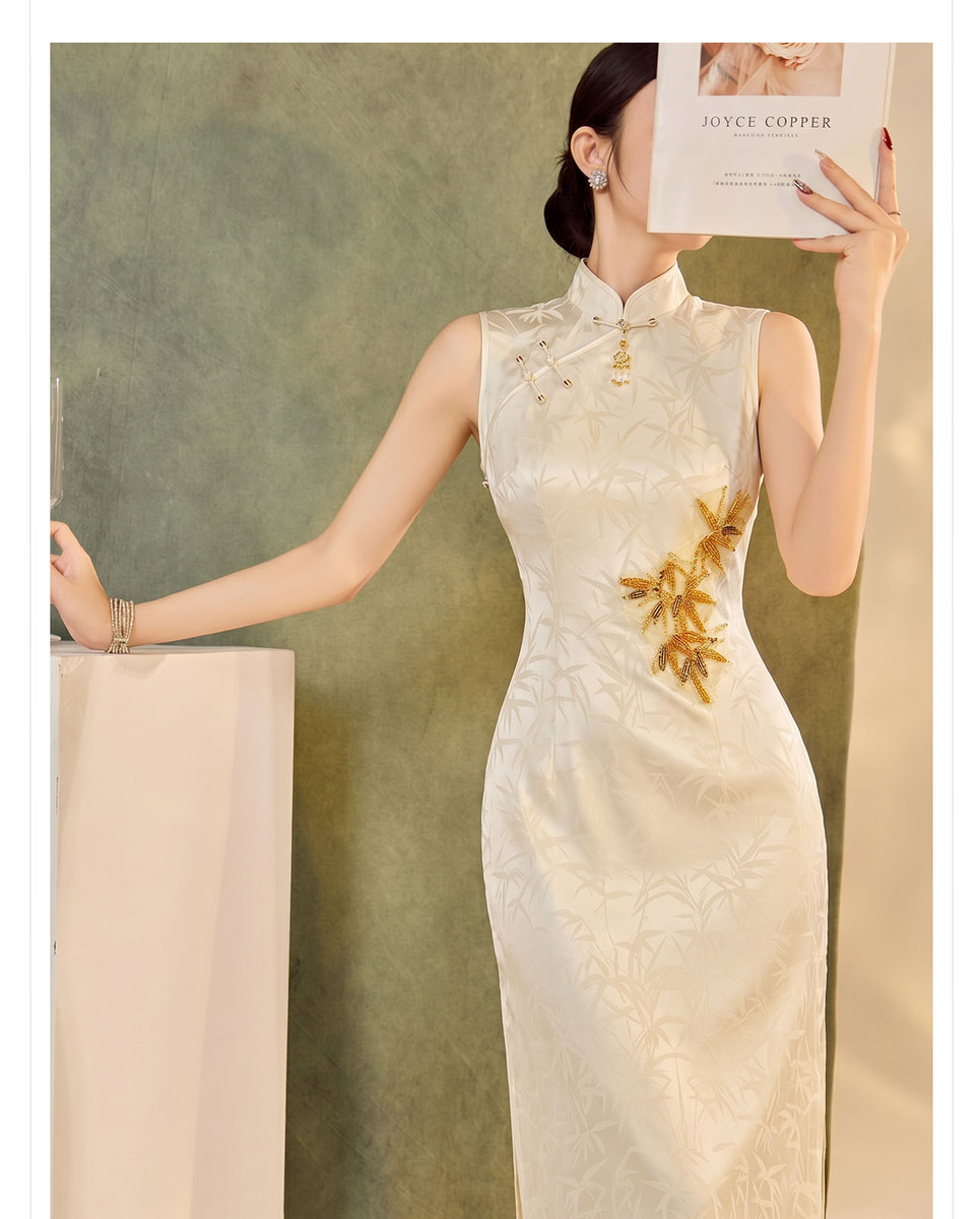Đầm dài dáng ôm cổ đứng họa tiết hoa vải jacquard — Màu be